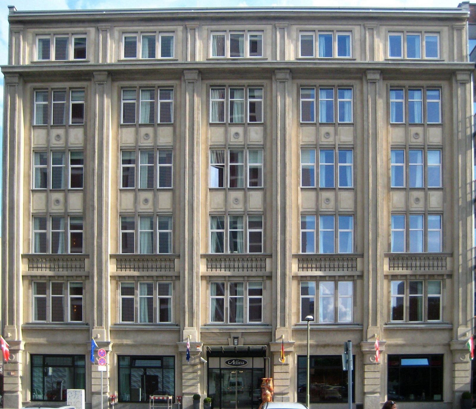Sandsteinfassade eines Geschäftshauses in Berlin-Mitte