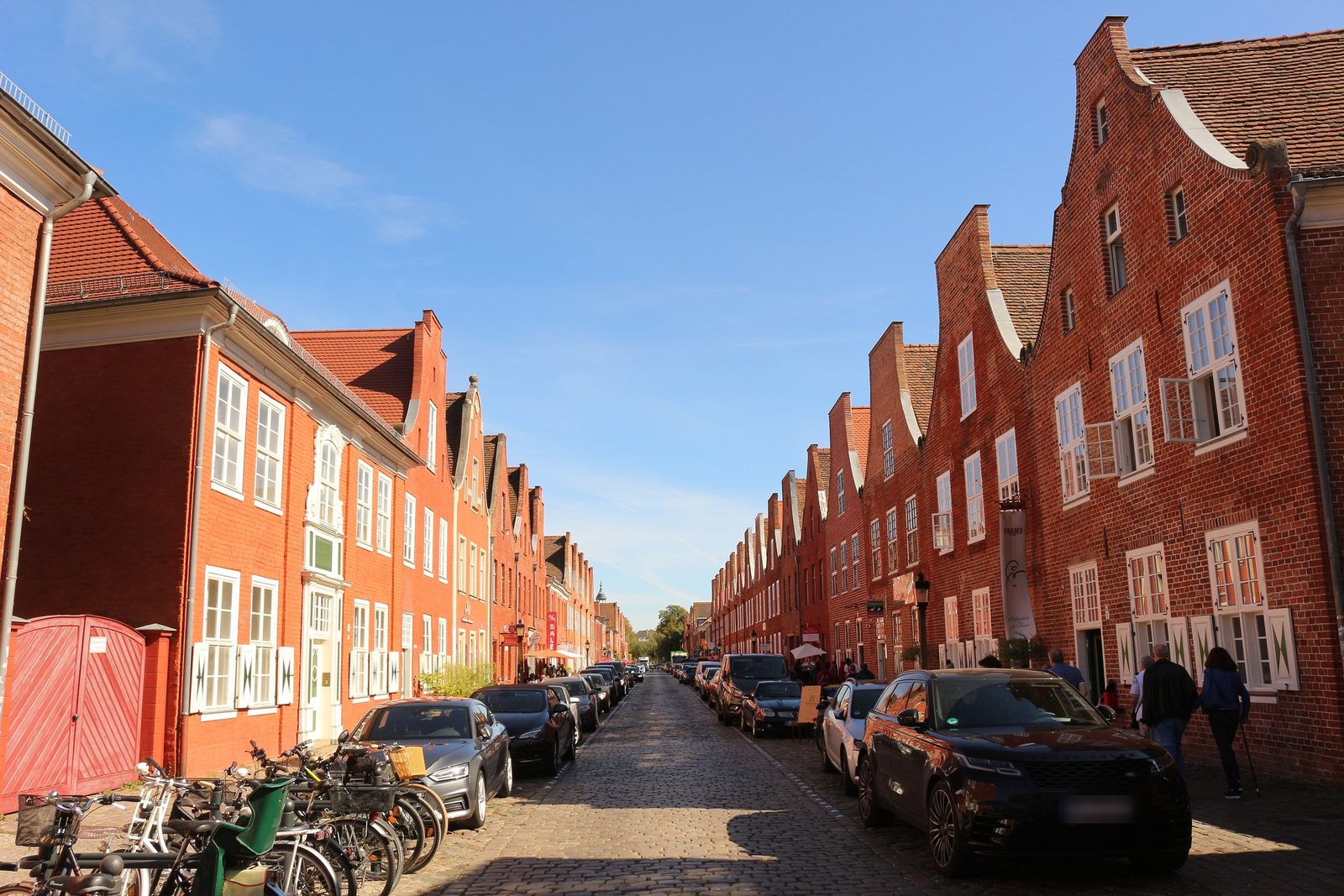 Straße im Holländischen Viertel in Potsdam mit roten Backsteinhäusern