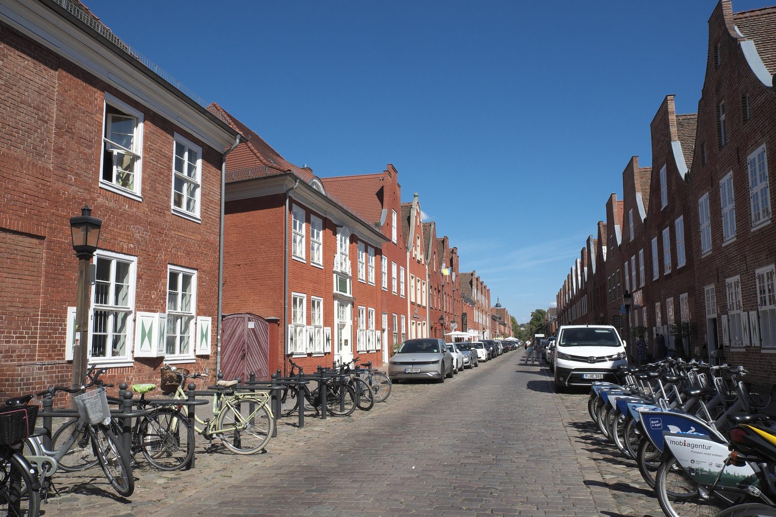 Straßenzug mit Backsteinhäusern in Potsdam
